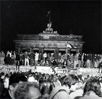 Photo: Nach der Maueröffnung vor dem Brandenburger Tor, 1989